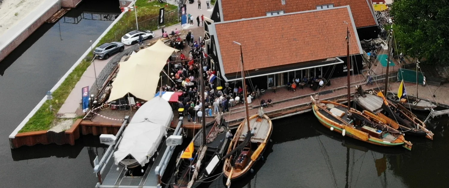 Vrijwilligers en bezoekers ontmoeten elkaar bij het Bottermuseum