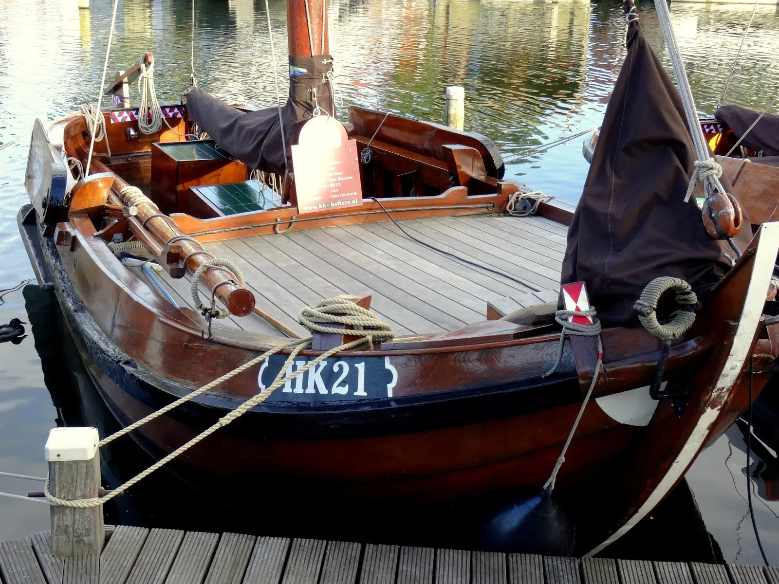 Historische botter HK21 aan de kade