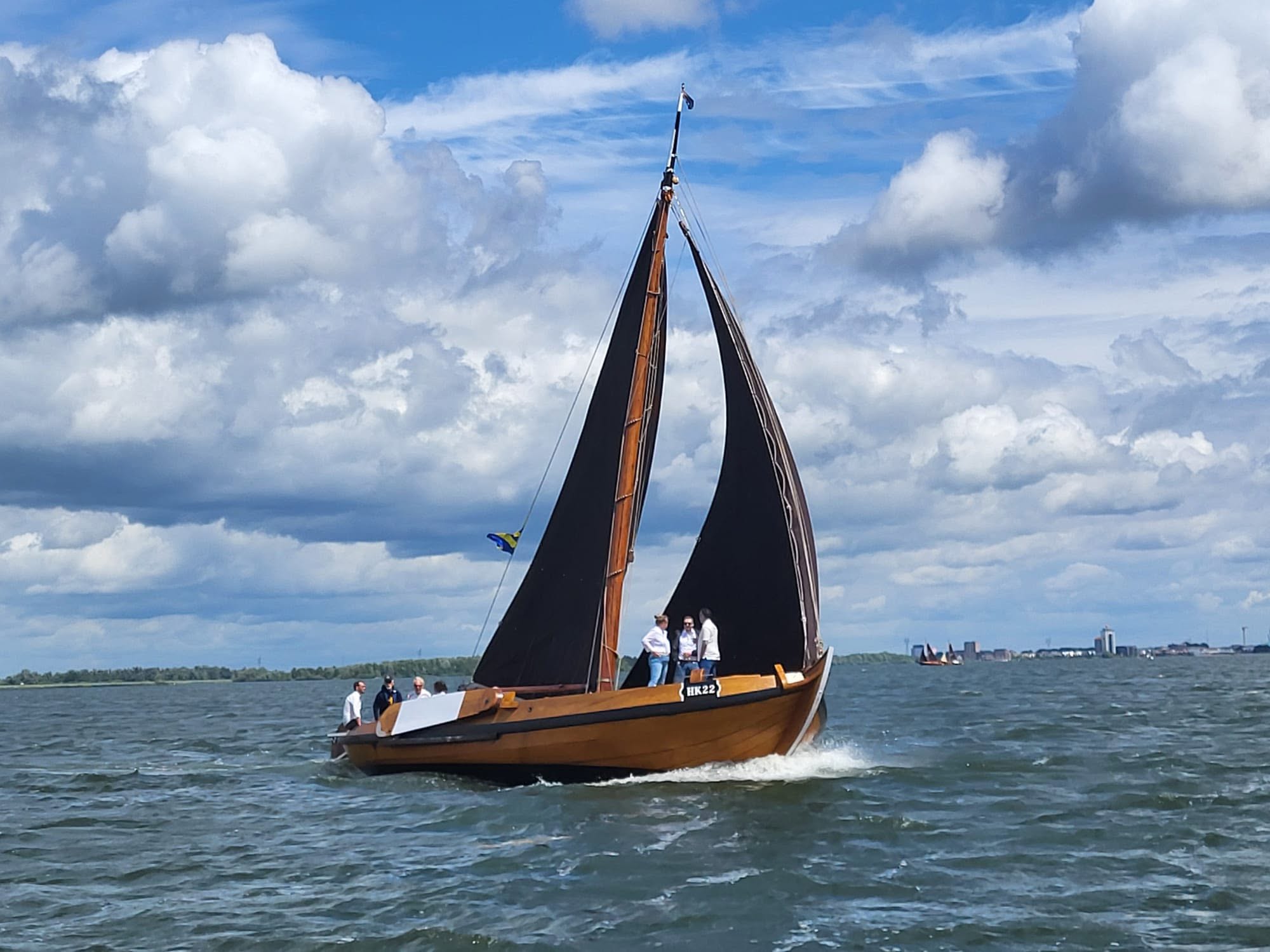 HK22 zeilt met gasten over het water