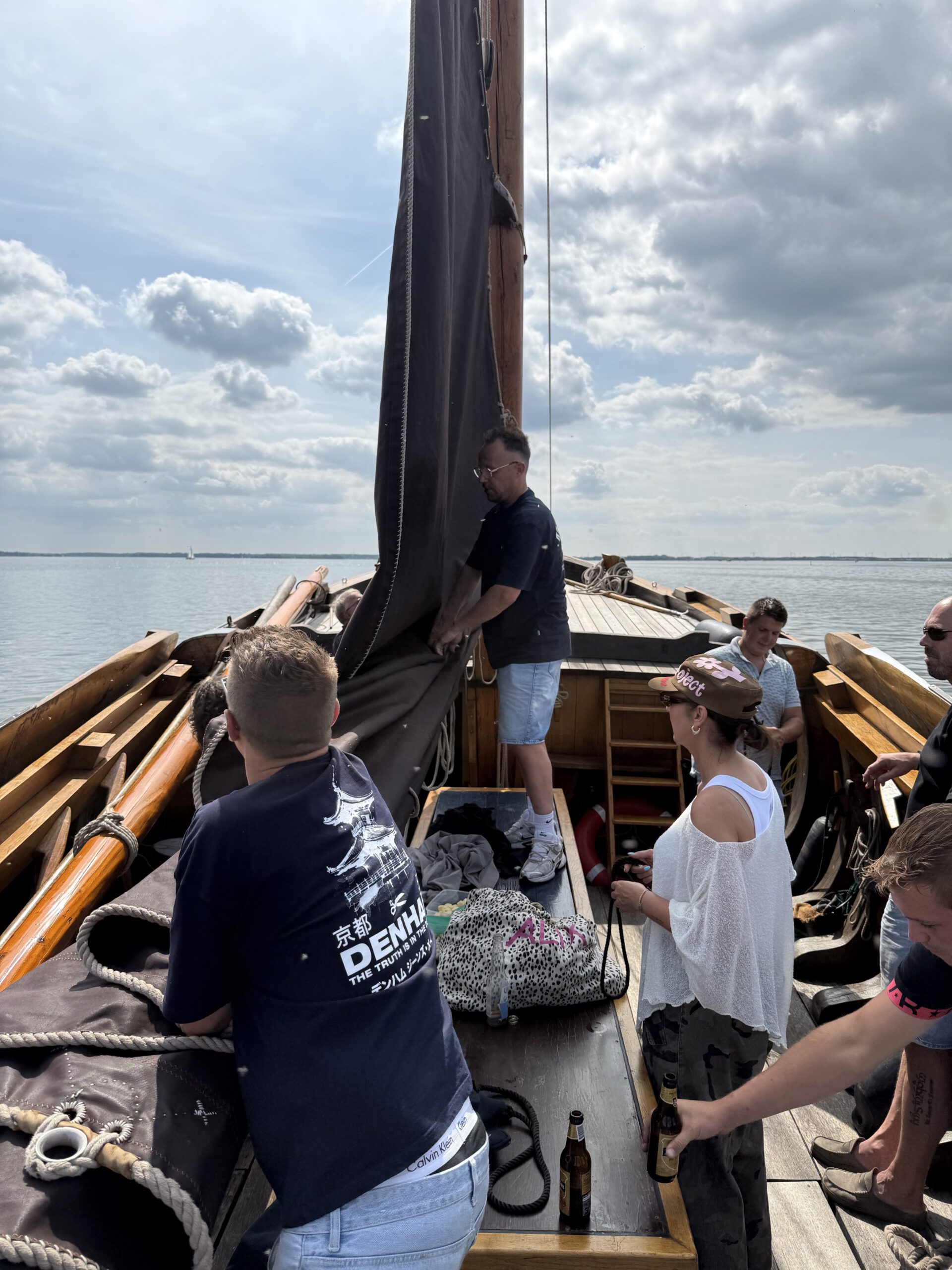 Gezellige sponsorvaart met Creative Tent Systems op het water bij Harderwijk