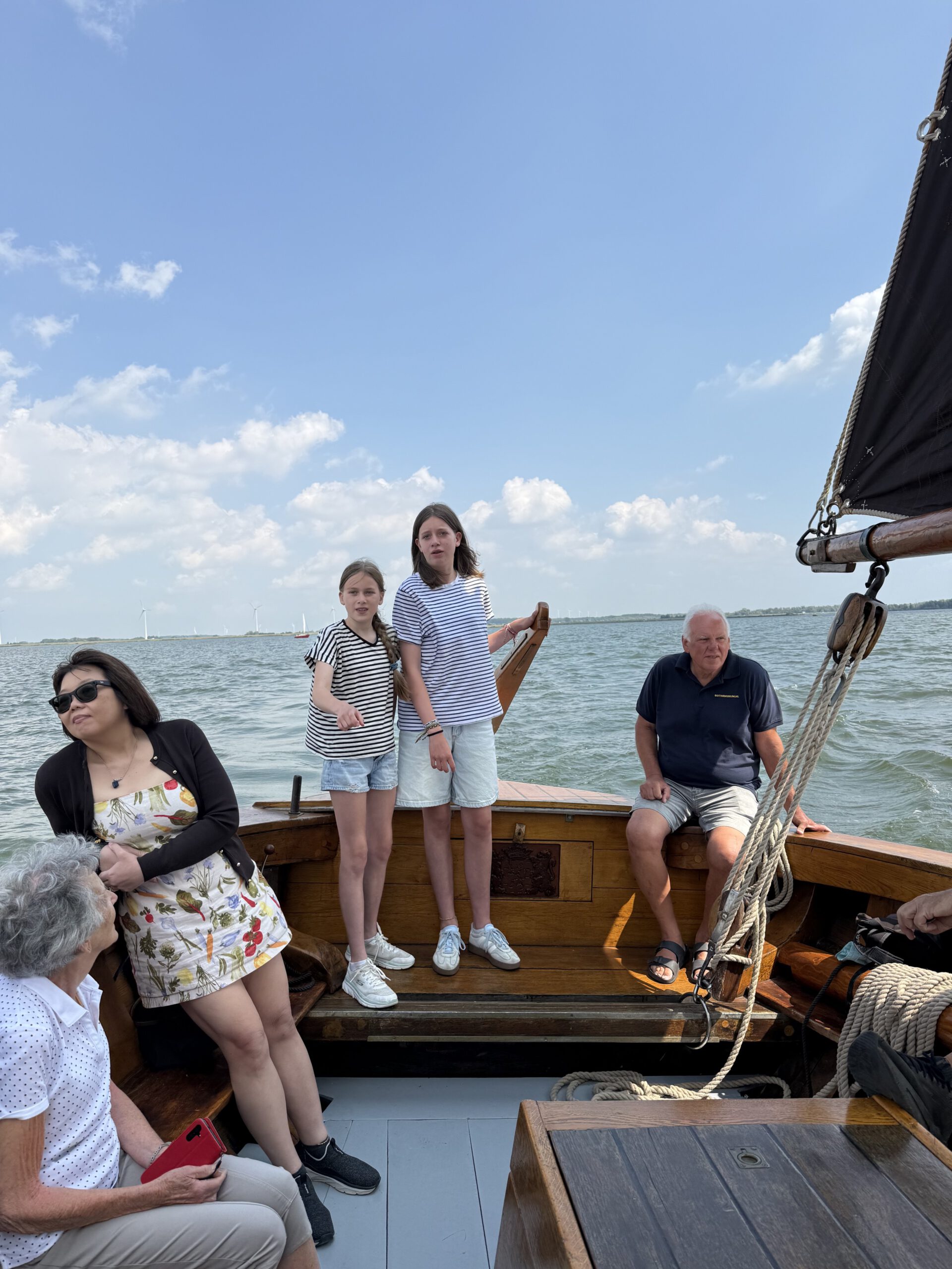 Bezoekers varen mee op een historische botter en beleven Harderwijk vanaf het water