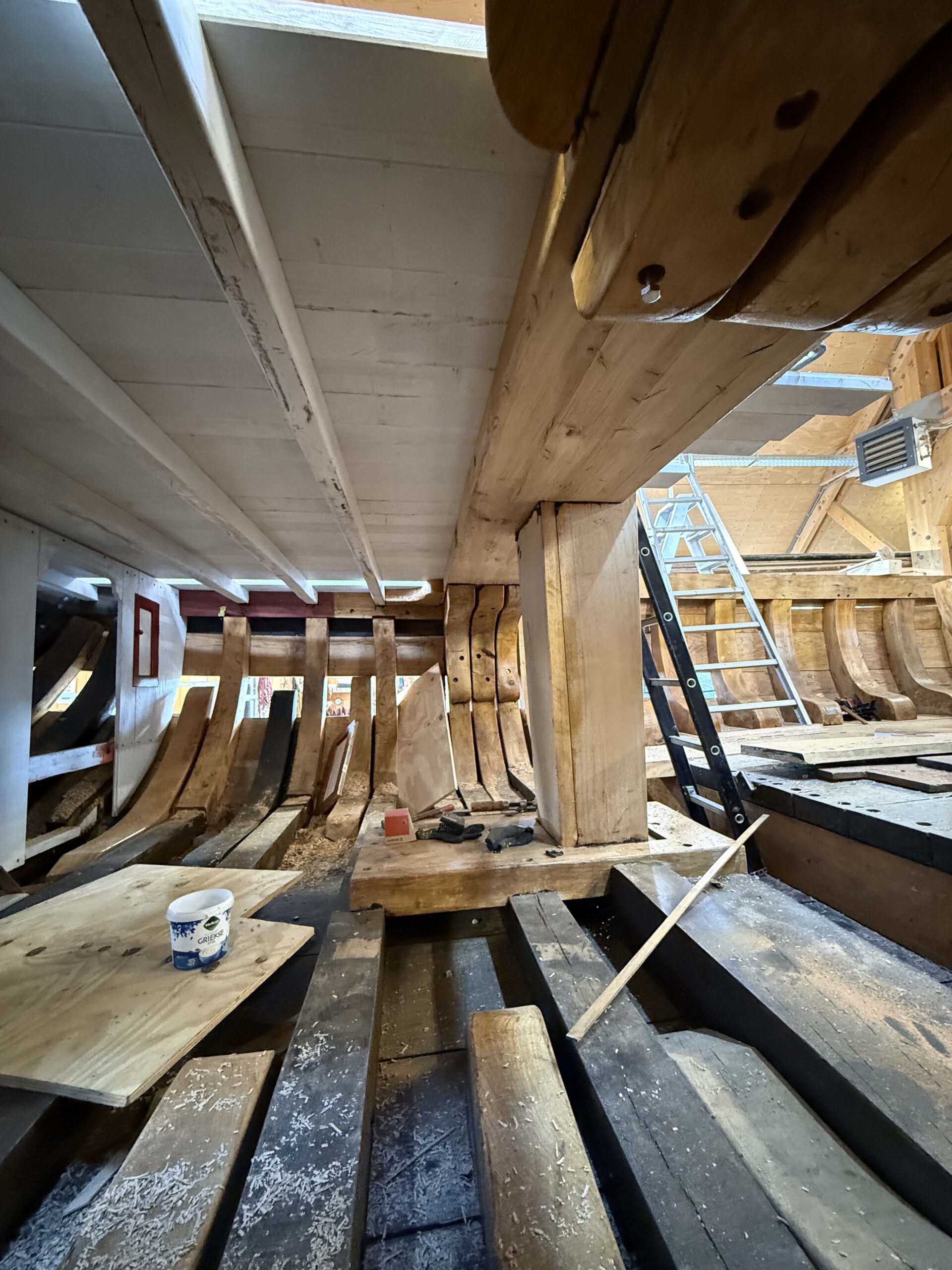 Traditioneel scheepsambacht tijdens de restauratie van een houten botter in Harderwijk