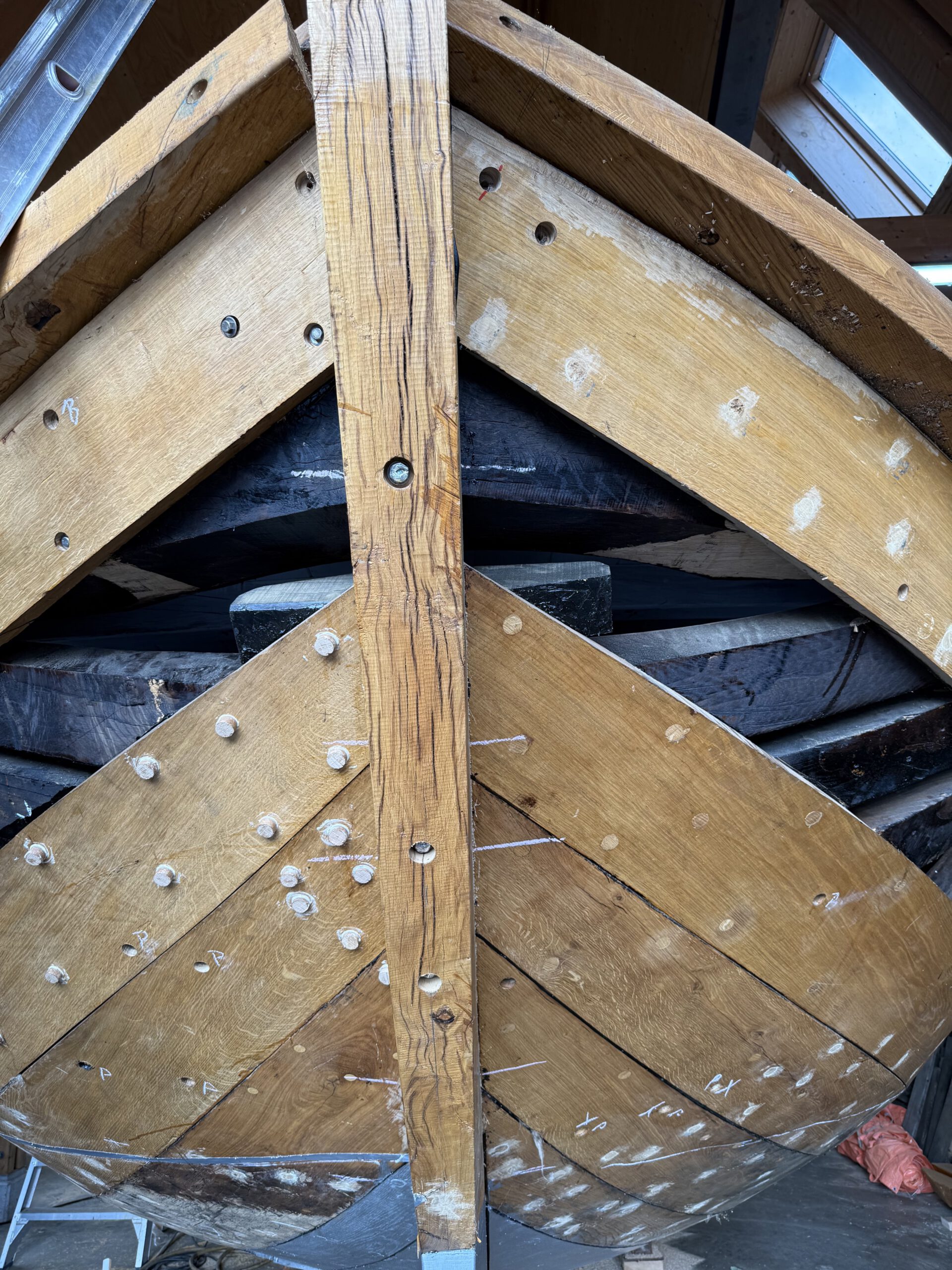 Boeg van een historische houten botter tijdens de restauratie in de Botterloods