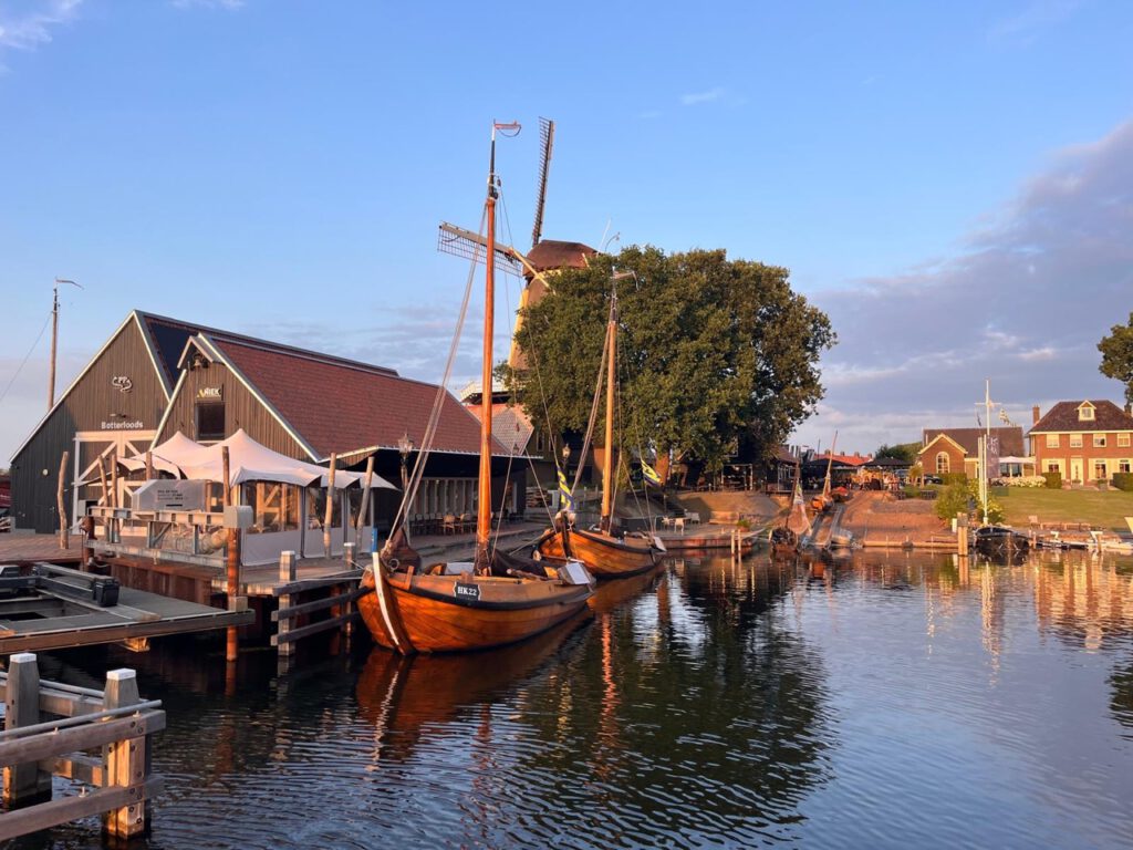 Bottermuseum Harderwijk met de Botterloods, historische botters en de molen aan de haven