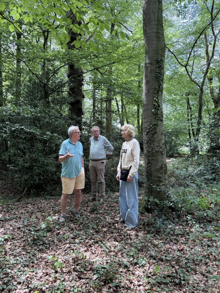 Vertegenwoordigers van het Bottermuseum in gesprek met de eigenaresse op het landgoed