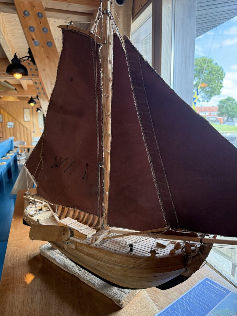 Handgemaakt houten bottermodel met bruine zeilen in het Bottermuseum Harderwijk