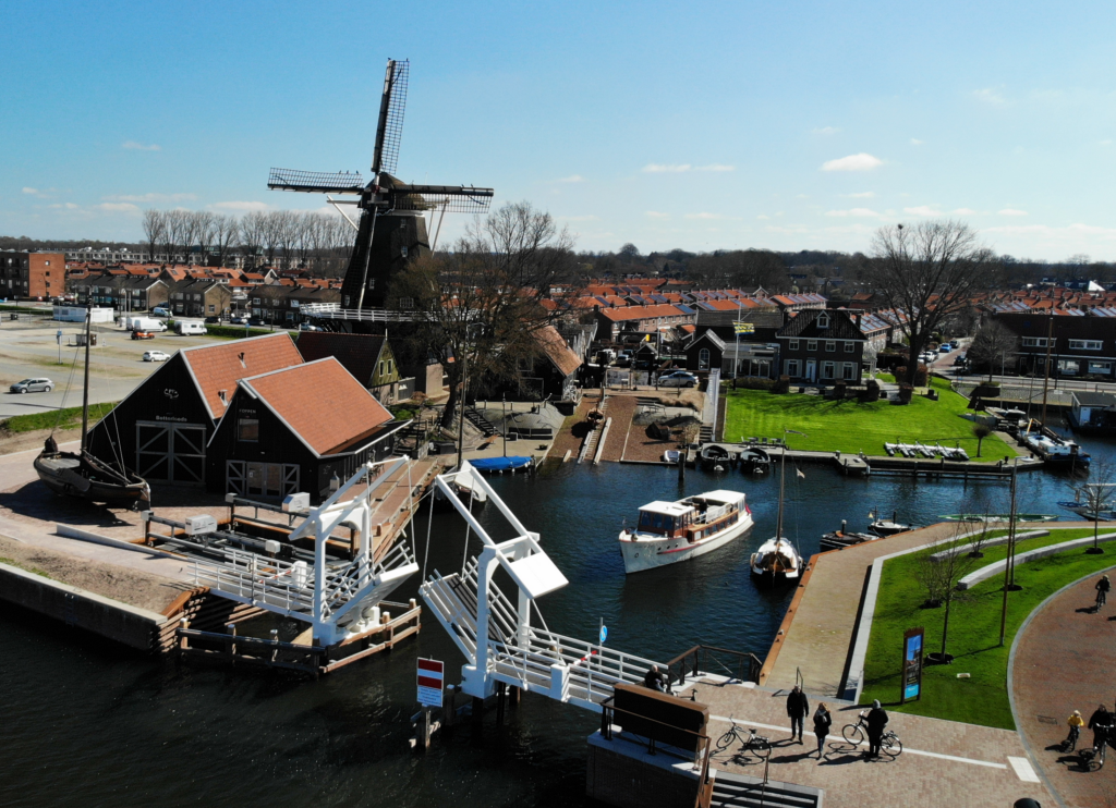 Luchtfoto van het historische Havenkwartier in Harderwijk met de Botterloods, molen De Hoop en de Vissershaven
