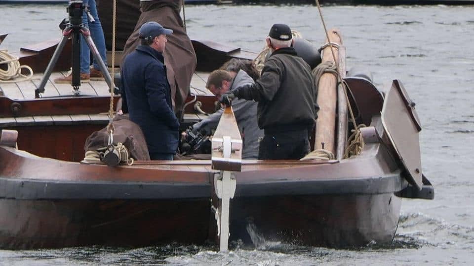 Bemanningsleden werken samen aan boord van een varende botter
