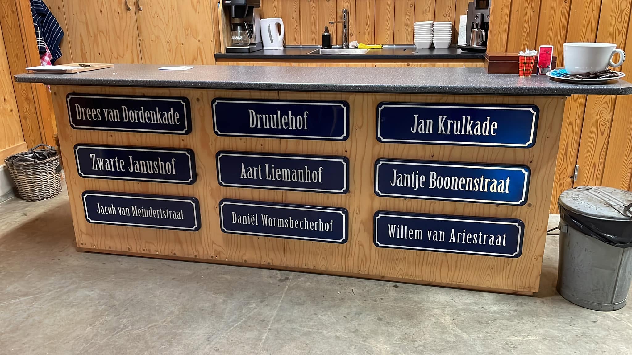 Straatnaamborden met vissersnamen, waaronder Jan Krulkade en Jantje Boonenstraat