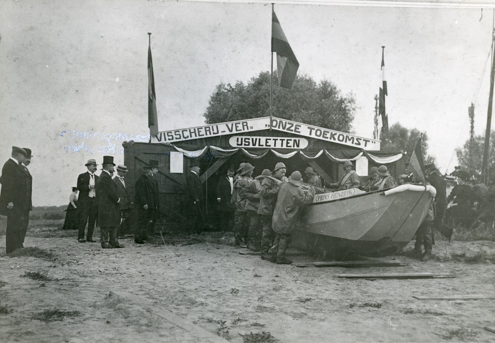 Demonstratie van de ijsvlet Prins Hendrik voor de loods van Onze Toekomst tijdens het prinselijk bezoek in 1911