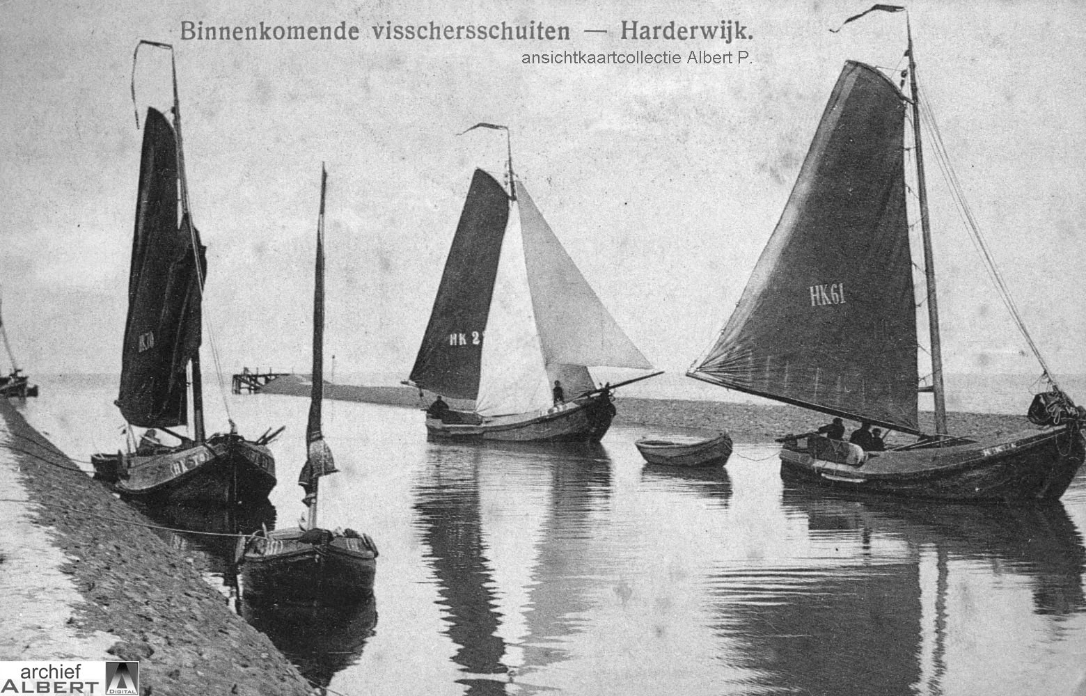 Prentbriefkaart met zeilende vissersschepen die de haven van Harderwijk binnenkomen