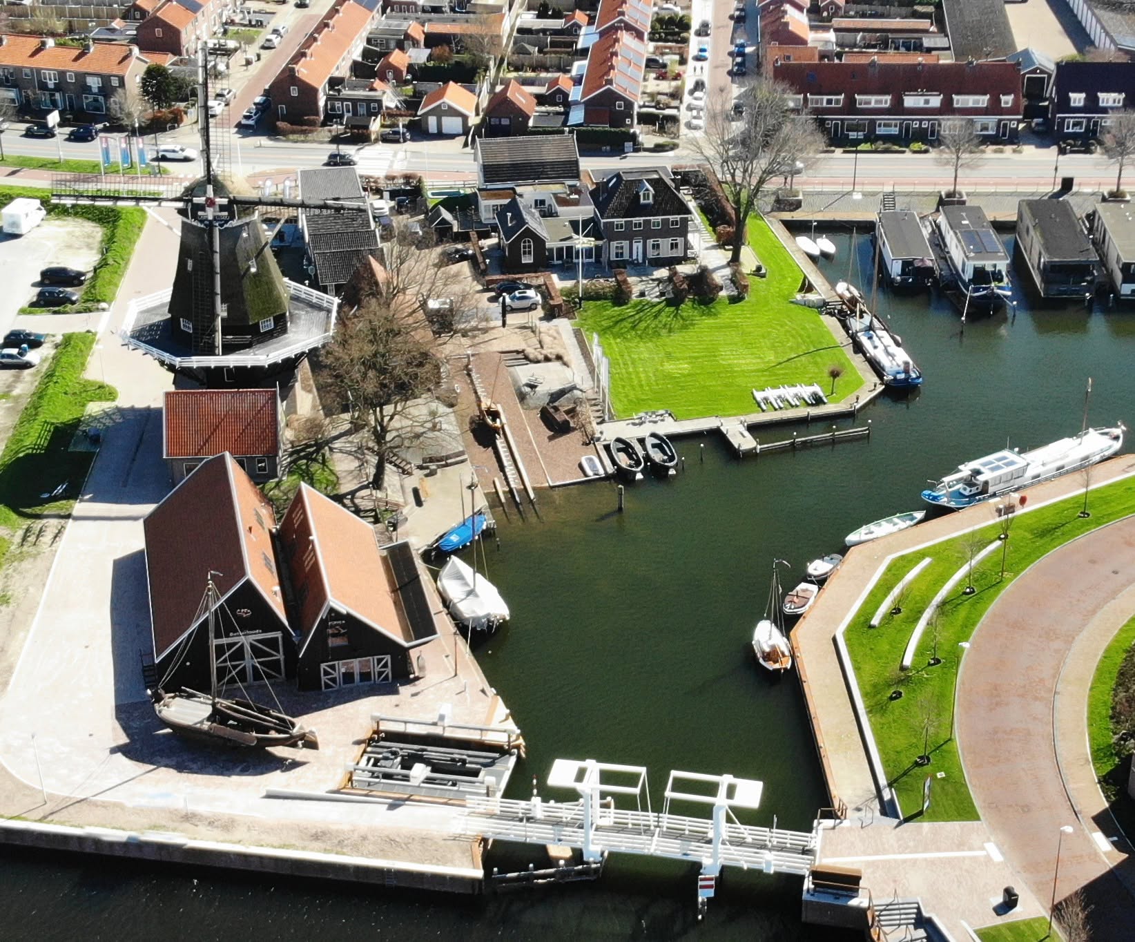 Bottermuseum, botterlift en historische haven vanuit de lucht